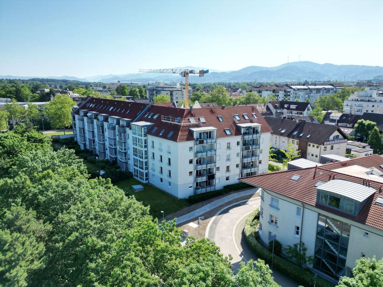 Drohnenaufnahme einer Wohnanlage in Freiburg-Betzenhausen, Foto aus einem Exposé von HI Heid Immobilien
