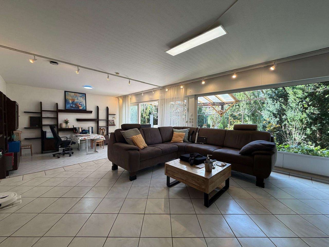 Wohnzimmer eines von HI Heid Immobilien verkauften Bungalows in Freiburg-Wiehre