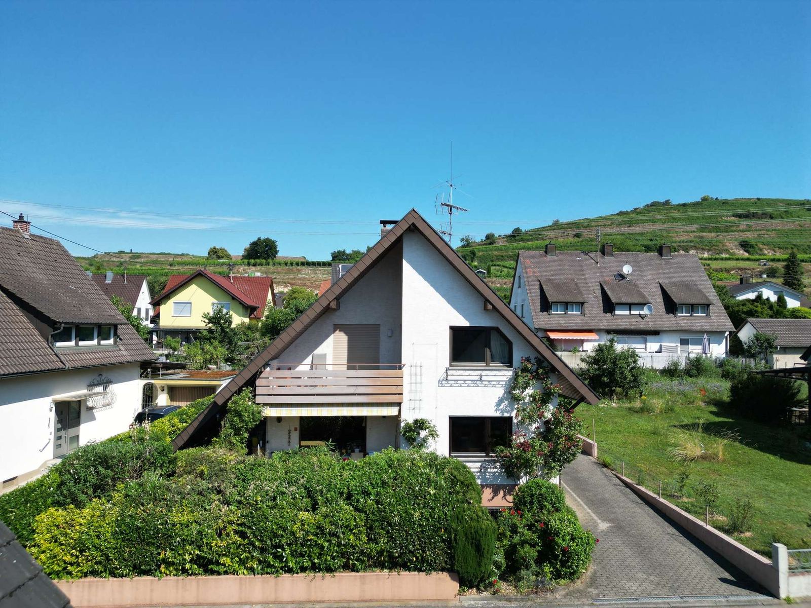 Haus in Ihringen: Viel Platz, viele Möglichkeiten, Großzügiges Zweifamilienhaus in bester Wohnlage von Ihringen