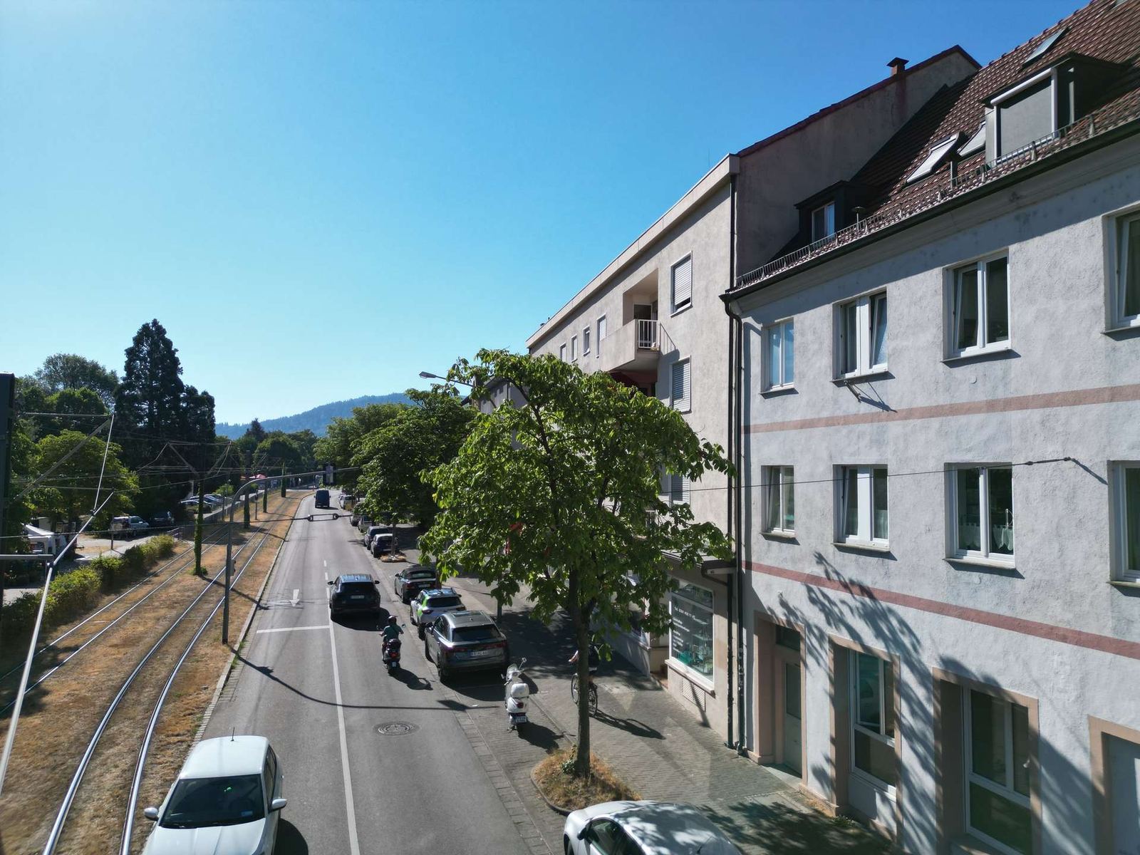 Wohnung in Freiburg im Breisgau: Sofort bezugsfreie 2-Zimmer-Wohnung mit Süd-Balkon, TG-Stellplatz und Wochenmarkt vor der Haustür