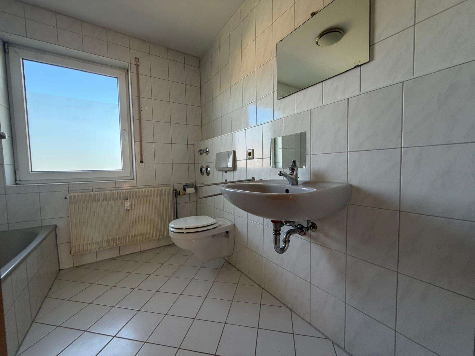 Foto 18: Sonne satt & sofort einziehen, 4 Zimmer mit großem Balkon!